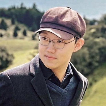 Head-and-shoulders portrait of Keming Zhang